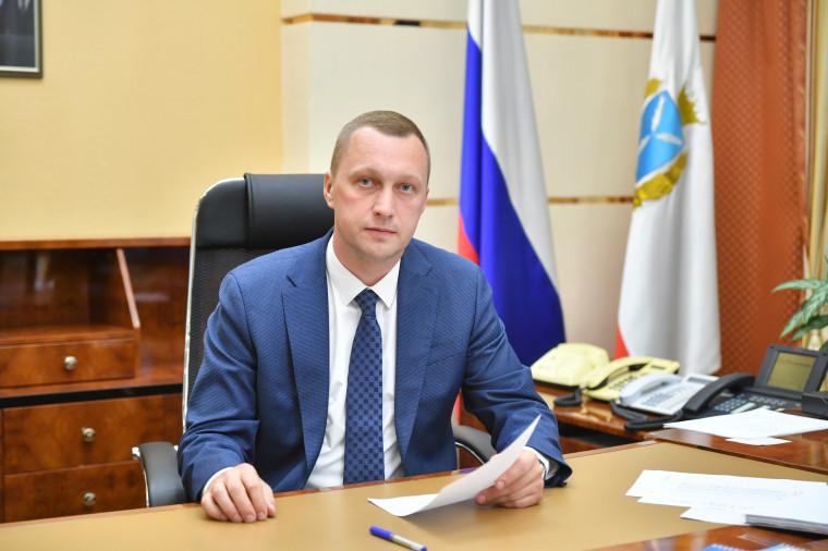 Губернатор Саратовской области Роман Бусаргин встретился с двумя кандидатами на должность заместителя министра образования по патриотической работе.