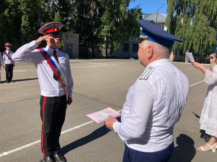 В Саратовской кадетской школе 1 им. Б.Н. Ерёмина прошло торжественное мероприятие, посвященное вручению аттестатов выпускникам 9 класса.