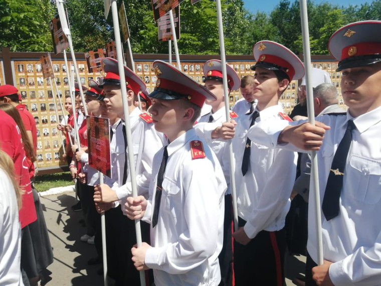 1 июля наши кадеты приняли участие в церемонии занесения имен военнослужащих,погибших в ходе проведения СВО, на мемориал..